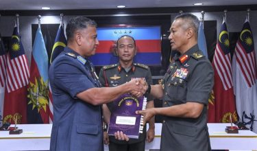 Datuk Tengku Muhammad Fauzi Tengku Ibrahim (kanan) mengambil alih tampuk Pemerintahan Angkatan Bersama menggantikan Datuk Zahani Zainal Abidin. Foto Markas Angkatan Bersama, ATM/ Facebook MyJointForce