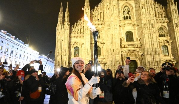 Ballerina Itali Nicoletta Manni membawa Obor Olimpik Musim Sejuk 2026 tiba di Piazza del Duomo