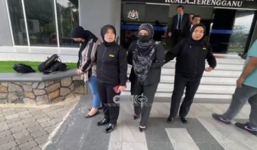 Tertuduh diiringi pengawai SPRM ketika meninggalkan mahkamah