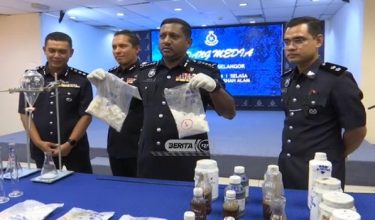 Datuk Hussein Omar Khan menunjukkan barang kes yang dirampas