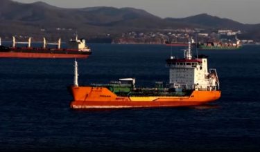 Kapal minyak Rusia berhampiran pelabuhan - Foto Reuters