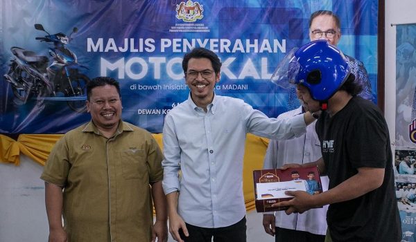 Setiausaha Politik Menteri Kewangan Muhammad Kamil Abdul Munim menyampaikan sumbangan kepada  salah seorang penerima eKasih Parlimen Tambun pada Majlis Inisiatif Sejahtera MADANI di Sungai Tapah//Facebook Pusat Khidmat Masyarakat Parlimen Tambun