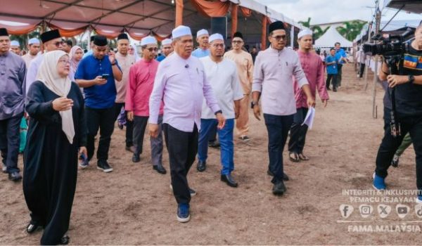 Datuk Seri Mohamad Sabu pada program Sentuhan Agro MADANI sempena Karnival Cahaya Aidilfitri Usahawan KPKM dan Majlis Iftar Kasih di Kota Bharu hari ini/ Facebook FAMA Malaysia