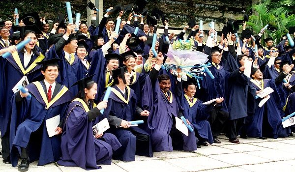KUALA LUMPUR, 12 Ogos -- CERIA... Graduan-graduan kelihatan gembira selepas menerima ijazah dan diploma daripada Tuanku Pro-Canselor, Raja Muda Perak Raja Nazrin Shah pada Konvokesyen Universiti Malaya di sini, hari ini.
 Seramai 1,551 graduan Universiti Malaya bagi sesi bahagian kedua menerima ijazah dan diploma di Dewan Tunku Canselor, Universiti Malaya. --fotoBERNAMA HAKCIPTA TERPELIHARA