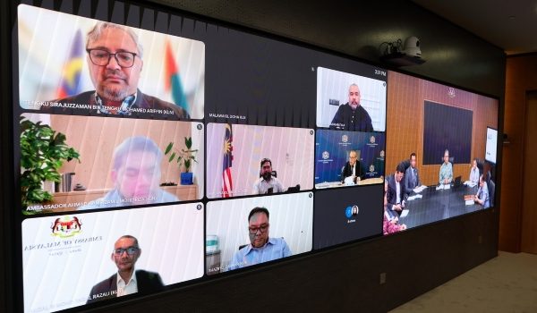 Ketua Protokol Wisma Putra Ikram Mohd Ibrahim berbincang bersama wakil perwakilan Wisma Putra di negara konflik pada sesi taklimat media berkaitan konflik di Asia Barat di Wisma Putra hari ini/Foto BERNAMA