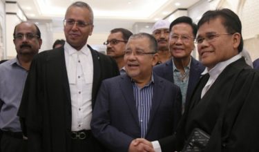 Bekas Pengerusi Felda Tan Sri Mohd Isa Abdul Samad ditemui media selepas mendengar keputusan rayuannya terhadap sabitan dan hukuman di lobi Istana Kehakiman, hari ini/Foto BERNAMA