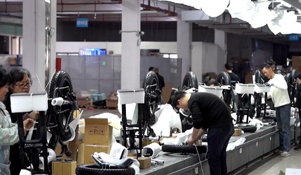 Kenderaan elektrik (EV) dua roda dari China semakin mendapat permintaan tinggi di pasaran luar negara/ REUTERS