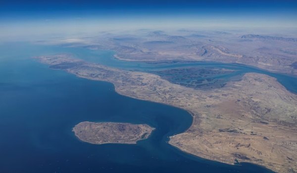 Pemandangan udara pantai Iran dan pulau Qeshm di Selat Hormuz/ REUTERS