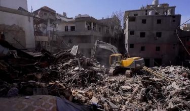 Jentolak dan pasukan penyelamat membersihkan runtuhan di kawasan Jnah, Beirut/ REUTERS