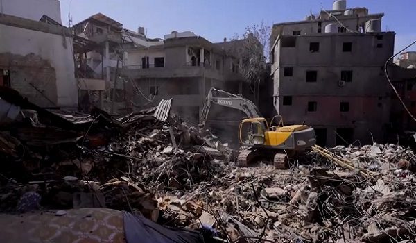 Jentolak dan pasukan penyelamat membersihkan runtuhan di kawasan Jnah, Beirut/ REUTERS