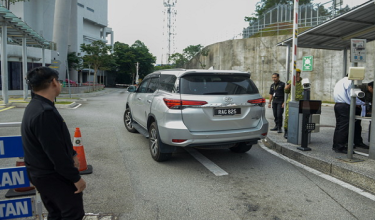 Kenderaan yang dinaiki anak bekas Menteri Kewangan Allahyarham Tun Daim Zainuddin, Asnida tiba di Ibu Pejabat Suruhanjaya Pencegahan Rasuah Malaysia (SPRM) di sini bagi memberi keterangan berhubung siasatan SPRM/BERNAMA