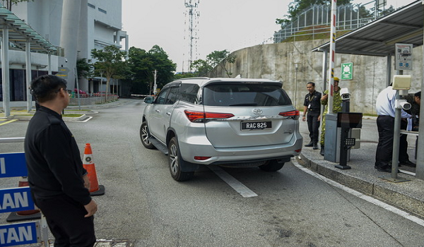 Kenderaan yang dinaiki anak bekas Menteri Kewangan Allahyarham Tun Daim Zainuddin, Asnida tiba di Ibu Pejabat Suruhanjaya Pencegahan Rasuah Malaysia (SPRM) di sini bagi memberi keterangan berhubung siasatan SPRM/BERNAMA