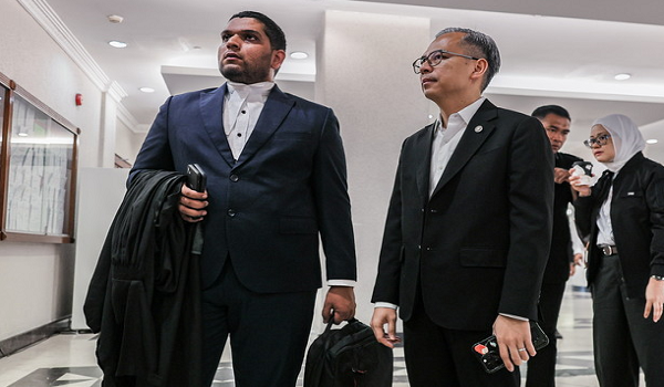 Kes saman fitnah yang difailkan Datuk Fahmi Fadzil (dua, kiri) terhadap pemilik akaun Facebook “N13 Kuang” Mohd Fauzan Madzlan pada 2023 berhubung dakwaan kononnya Menteri Komunikasi itu menyampaikan ceramah politik di sebuah masjid di Rawang, Selangor telah diselesaikan di Mahkamah Tinggi di sini, hari ini.