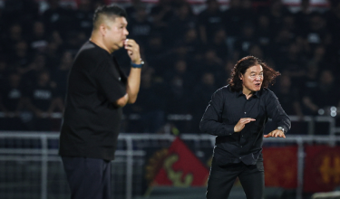 Reaksi Ketua Jurulatih Selangor FC, Kim Pan Gon (kanan) pada perlawanan separuh akhir pertama Piala Malaysia 2025-26 di Stadium MBPJ./foto BERNAMA
