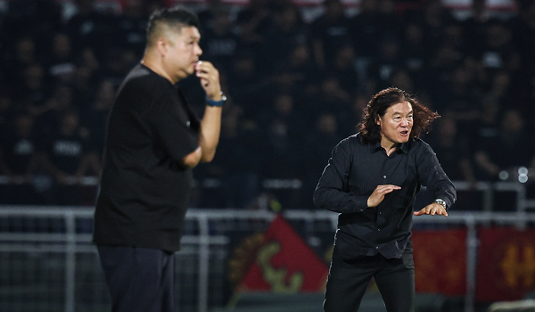 Reaksi Ketua Jurulatih Selangor FC, Kim Pan Gon (kanan) pada perlawanan separuh akhir pertama Piala Malaysia 2025-26 di Stadium MBPJ./foto BERNAMA