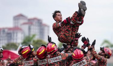 Anggota bomba melakukan persembahan pada Karnival Hari Anggota Bomba Sedunia 2026 Peringkat Kebangsaan hari ini/Foto BERNAMA