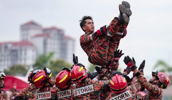 Anggota bomba melakukan persembahan pada Karnival Hari Anggota Bomba Sedunia 2026 Peringkat Kebangsaan hari ini/Foto BERNAMA