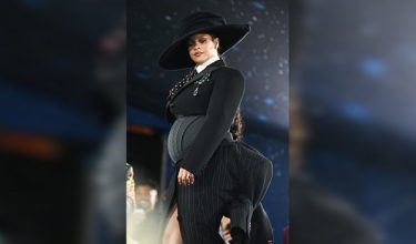 Rihanna tampil dengan 'baby bump' di karpet merah Met Gala malam tadi/AFP