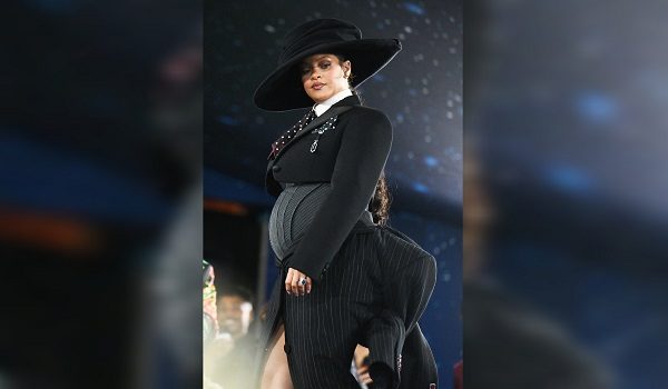 Rihanna tampil dengan 'baby bump' di karpet merah Met Gala malam tadi/AFP