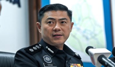 Ketua Polis Daerah Hilir Perak ACP Chua Kok Lian bercakap pada sidang media di IPD Hilir Perak hari ini/Foto BERNAMA
