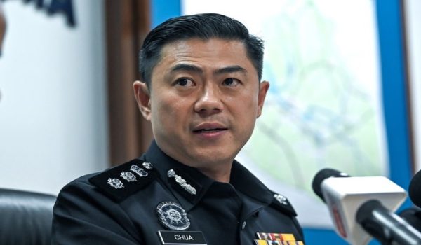 Ketua Polis Daerah Hilir Perak ACP Chua Kok Lian bercakap pada sidang media di IPD Hilir Perak hari ini/Foto BERNAMA