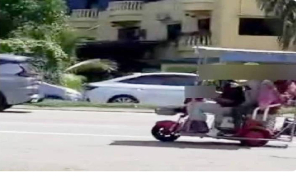 Pempengaruh media sosial menaiki motosikal elektrik yang tular hari ini – Foto PDRM