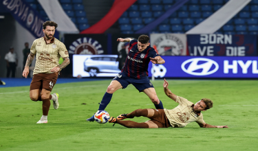 Pemain JDT Oscar Pasero Arribas (tengah) diasak pemain Buriram United FC, Theerathon Bunmathan (kanan), pada aksi separuh akhir pertama Kejuaraan Kelab ASEAN (ACC), di Stadium Sultan Ibrahim hari ini./Foto BERNAMA