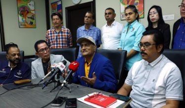 Presiden Olahraga Malaysia (MA), Datuk Karim Ibrahim (tengah duduk) dan Timbalan Presiden MA, Datuk Wan Hisham Wan Salleh (dua dari kiri)/BERNAMA