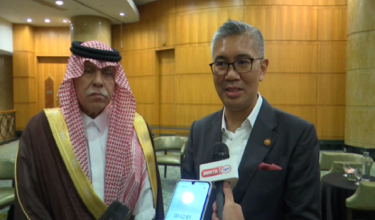 Tengku Datuk Seri Zafrul bersama Menteri Perdagangan Arab Saudi, Dr Majid Abdullah Alkassabi pada majlis makan malam meraikan delegasi Arab Saudi ke Malaysia di sini, hari ini.