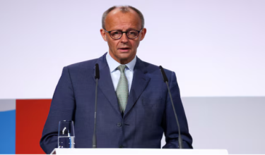 Canselor Jerman, Friedrich Merz, menyampaikan ucapan pada majlis anjuran Persatuan Bandar dan Perbandaran Jerman yang berlangsung di Berlin / Foto REUTERS