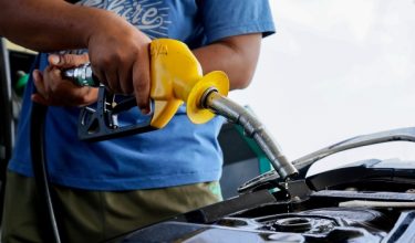 KUALA TERENGGANU, 13 April -- Penunggang motosikal mengisi minyak semasa program pemantauan pelaksanaan pematuhan larangan penjualan dan pembelian barang kawalan (Petrol RON 95) di Petronas Jalan Tok Adis, Kuala Ibai, hari ini.

Kerajaan mengekalkan kadar subsidi sebanyak RM1.88 seliter bagi pengangkutan awam dan RM2.15 seliter bagi pengangkutan barangan demi memastikan rantaian bekalan makanan dan logistik tidak terjejas serta membantu mengawal tekanan inflasi.

-- fotoBERNAMA (2026) HAK CIPTA TERPELIHARA