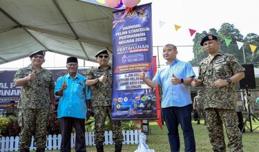 KUALA LUMPUR, 6 Jun -- Ketua Staf Am Markas Pemerintahan Medan Barat Tentera Darat Mej Jen Datuk Norsham Md Tap (tengah) bergambar selepas merasmikan Karnival Pelan Strategik Pertahanan Negara (PSPN) Zon Tengah Tahun 2026 di Kampung Melayu Wira Damai, Batu Caves hari ini.

Turut sama Ketua Penolong Pegawai Daerah Bahagian Pembangunan, Pejabat Daerah dan Tanah Gombak, Mazalan Zainuddin (dua, kanan).

--fotoBERNAMA (2026) HAK CIPTA TERPELIHARA
