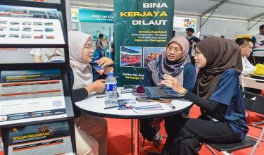 PUTRAJAYA, 6 Jun -- Sambutan Hari TVET Negara 2026 yang berlangsung dari 5 hingga 7 Jun di Dataran Putrajaya menjadi platform utama dalam mengetengahkan kepentingan Pendidikan dan Latihan Teknikal dan Vokasional (TVET) sebagai pemacu agenda pembangunan kemahiran negara.

Program selama tiga hari itu turut menjadi kemuncak pengiktirafan kepada bidang TVET, selain memberi pendedahan kepada orang ramai mengenai peluang pendidikan dan kerjaya dalam sektor berkemahiran tinggi.

--fotoBERNAMA (2026) HAK CIPTA TERPELIHARA