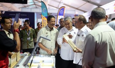 PUTRAJAYA, 6 Jun -- Perdana Menteri Datuk Seri Anwar Ibrahim bersama timbalannya, Datuk Seri Dr Ahmad Zahid Hamidi melawat ruang pameran pada Sambutan Hari Pendidikan dan Latihan Teknikal dan Vokasional (TVET) Negara 2026 di Dataran Putrajaya hari ini.

--fotoBERNAMA (2026) HAK CIPTA TERPELIHARA