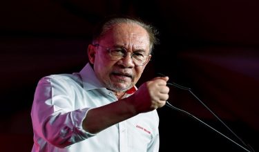 BATU PAHAT, 6 Jun -- Perdana Menteri yang juga Pengerusi Pakatan Harapan Datuk Seri Anwar Ibrahim berucap pada Pelancaran Jentera Pilihan Raya Pakatan Harapan Johor, bagi Pilihan Raya Negeri (PRN) Johor ke 16, di Kim’s Park Business Centre hari ini.

--fotoBERNAMA (2026) HAK CIPTA TERPELIHARA
