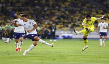 Pemain negara Endrick Dos Santos (kanan) dihalang pemain Taiwan pada perlawanan Kumpulan D pusingan kedua bagi Kelayakan Piala Dunia 2026 dan Piala Asia 2027, Malaysia menentang Taiwan di Stadium Nasional Bukit Jalil / BERNAMA