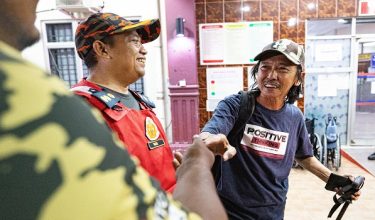 TAPAH, 6 Jun -- Haszman Othman, 61, suami kepada Jaslinda Saludin, 49, ketika menyambut ketibaan isterinya di Hospital Tapah malam ini.

Jaslinda yang dilaporkan hilang ketika mendaki Gunung Batu Putih, dekat Tapah sejak 24 Mei lepas berjaya ditemukan dalam keadaan selamat berhampiran Kampung Lubuk Gaharu, Pos Musoh, petang tadi.

--fotoBERNAMA (2026) HAK CIPTA TERPELIHARA