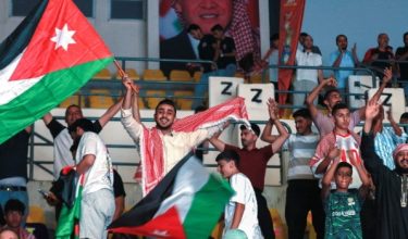 Penyokong Jordan bersorak menyaksikan aksi Kelayakan Piala Dunia FIFA 2026 menentang Oman di skrin besar di Dewan Prince Hamza, Amman/Foto AFP