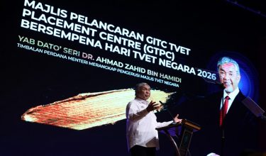 PUTRAJAYA, 6 Jun -- Timbalan Perdana Menteri dan Menteri Kemajuan Desa dan Wilayah (KKDW) merangkap Pengerusi Majlis TVET Negara Datuk Seri Dr Ahmad Zahid Hamidi ketika berucap pada Majlis Pelancaran GTPC dan Perasmian Forum Industri Berimpak Tinggi sempena Hari TVET Negara 2026 di Auditorium Tun Azizan Zainal Abidin hari ini.

--fotoBERNAMA (2026) HAK CIPTA TERPELIHARA