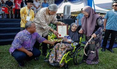 KUALA LANGAT, 6 Jun --  Timbalan Perdana Menteri merangkap Menteri Kemajuan Desa dan Wilayah Datuk Seri Dr Ahmad Zahid Hamidi menyampaikan penghargaan kepada warga tertua Kampung Jenjarom, Saodah Yatin, 102, pada Majlis Perasmian Ulang Tahun ke-100 Kampung Jenjarom di Sekolah Kebangsaan Jenjarom hari ini.

-- fotoBERNAMA (2026) HAK CIPTA TERPELIHARA