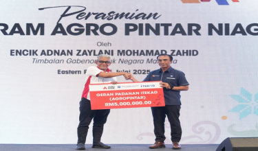Presiden Kumpulan dan Ketua Pegawai Eksekutif Agrobank, Datuk Tengku Ahmad Badli Shah Raja Hussein (kiri) dan  Timbalan Gabenor Bank Negara Malaysia (BNM), Adnan Zaylani Mohamad Zahid. Foto Facebook Agrobank