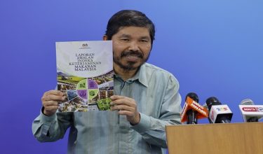 PUTRAJAYA, 6 Julai -- Ketua Perangkawan Datuk Seri Dr Mohd Uzir Mahidin menunjukan "Laporan Awalan Indeks Keterjaminan Makanan Malaysia" pada Wacana Khas: Simfoni Data & Media di Jabatan Perangkaan di sini, hari ini.

--fotoBERNAMA (2026) HAK CIPTA TERPELIHARA