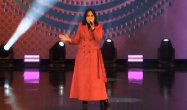 Umai ketika mendendangkan lagu A Natural Woman nyanyian asal Aretha Franklin pada WCOPA ke-27