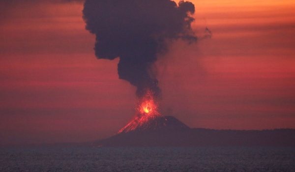 Gunung Anak Krakatau meletus /Foto Facebook John Gierszewski