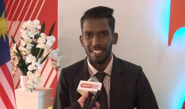Ahli Eksekutif Bahagian Komunikasi Strategik dan Pengurusan Sumber, Gabungan Persatuan-Persatuan Pengguna Malaysia (FOMCA), Tamilarasan Nalliah,  ditemui pemberita di Angkasapuri Kota Media.