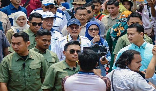 Perdana Menteri Datuk Seri Anwar Ibrahim melawat ke Pavilion Negeri selepas Majlis Perasmian Penutupan MAHA 2026, di sini. / Foto BERNAMA