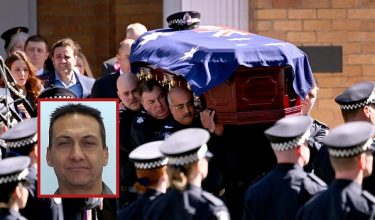 Keranda salah seorang anggota polis yang mati ditembak oleh Desmond Freeman (foto kecil) dibawa keluar dari kapel Akademi Polis Victoria selepas upacara pengebumian di Melbourne semalam/ AFP / Victoria Police
