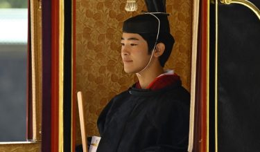 Putera Hisahito berangkat meninggalkan Istana Diraja selepas menghadiri upacara dewasa, Kakan no gi, di Tokyo hari ini. (David Mareuil / POOL / AFP)