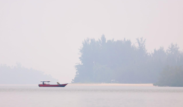 Keadaan berjerebu di Jeti Kampung Telaga Air, kira-kira 30 km dari bandar raya Kuching, hari ini/ BERNAMA
