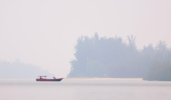Keadaan berjerebu di Jeti Kampung Telaga Air, kira-kira 30 km dari bandar raya Kuching, hari ini/ BERNAMA